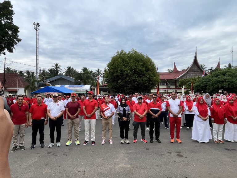 Meriahkan HUT RI Ke-80, Pemkab Sijunjung Gelar Senam Bersama Dalam Gerakan Pengendalian Penyakit Prioritas