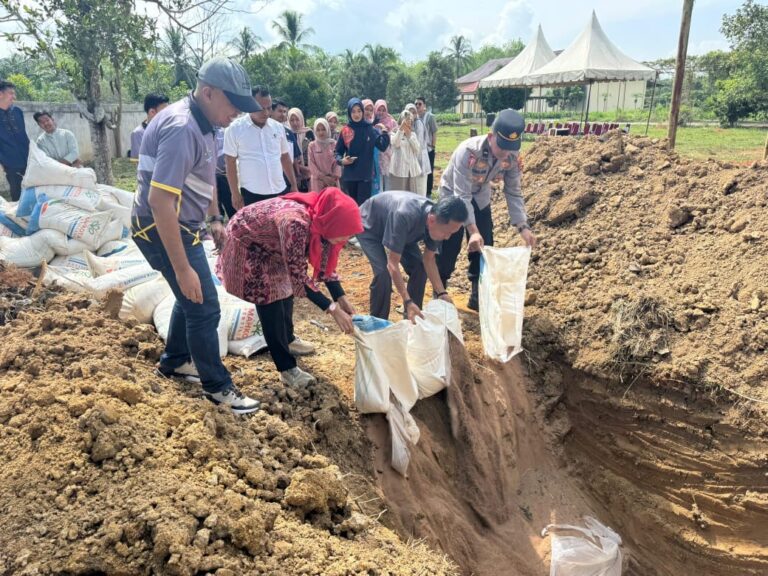 Kejari Sijunjung Musnahkan Ratusan Karung Pupuk Perkara Tindak Pidana